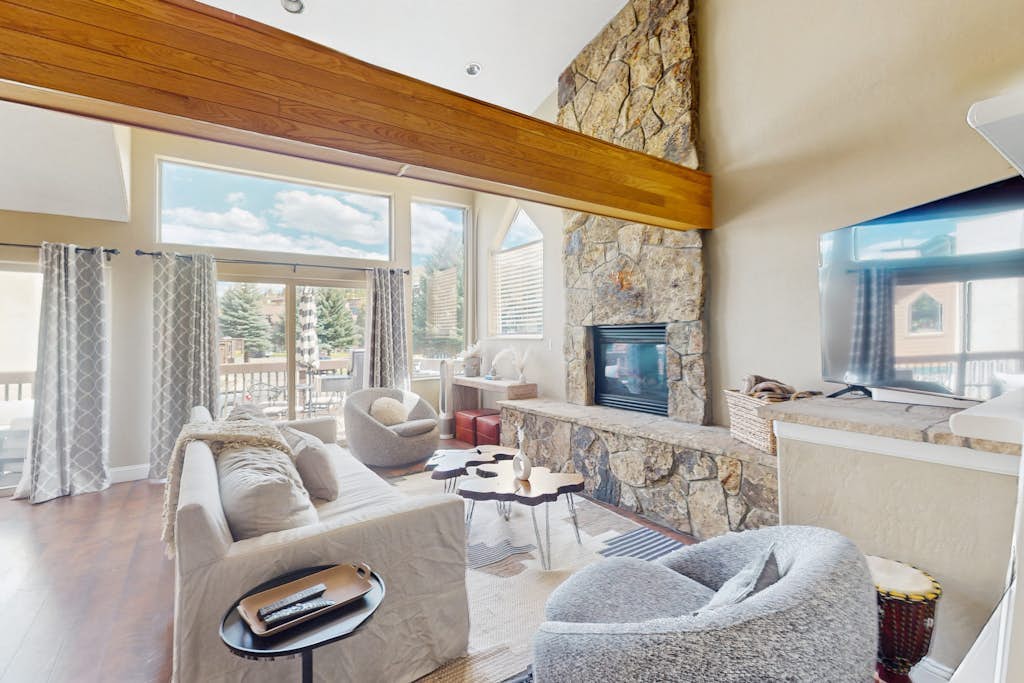 Spacious mountain retreat minutes from Beavercreek w/shared pool/hot tub & patio