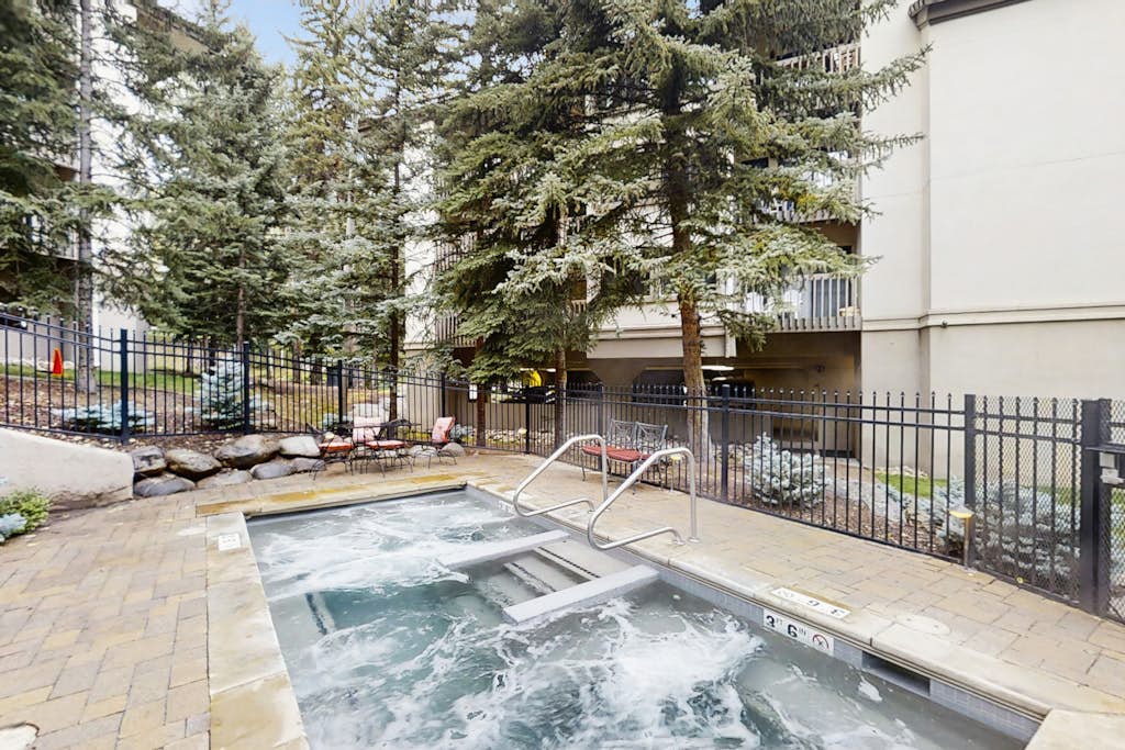 Spacious condo w/ full kitchen, shared hot tub & perfect location