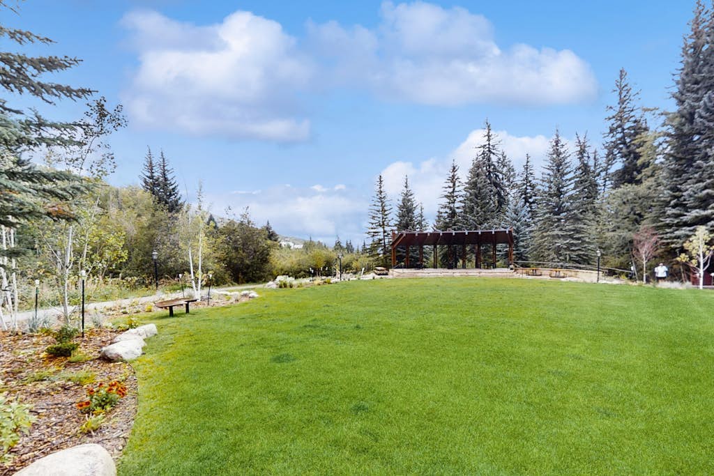 Spacious condo w/ full kitchen, shared hot tub & perfect location