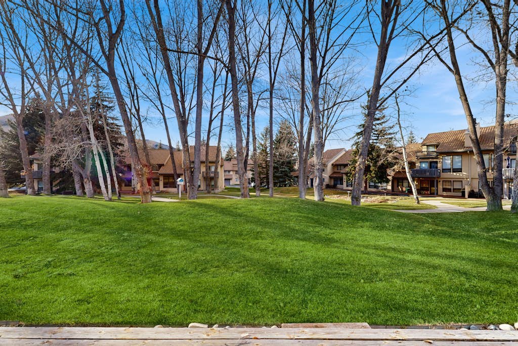 Conveniently located condo w/ full kitchen & fast wifi - near skiing and golf