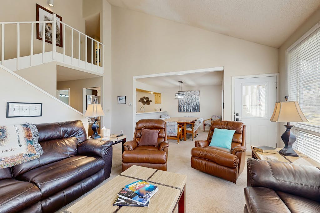 Conveniently located condo w/ full kitchen & fast wifi - near skiing and golf