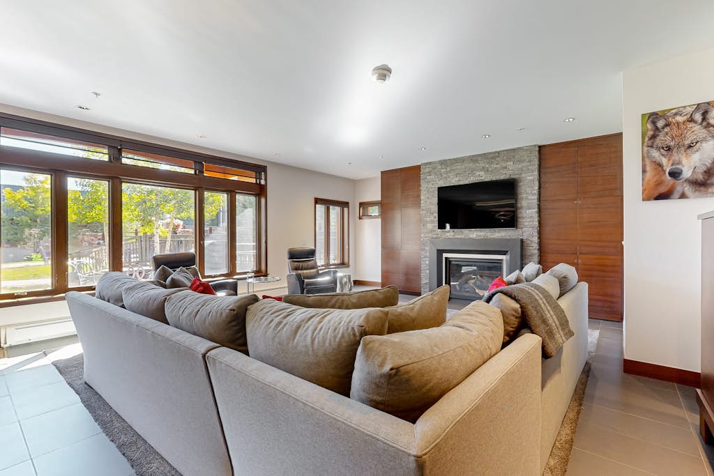 Ski-in/ski-out home w/ fireplace, high-speed WiFi & shared hot tub/pool/laundry