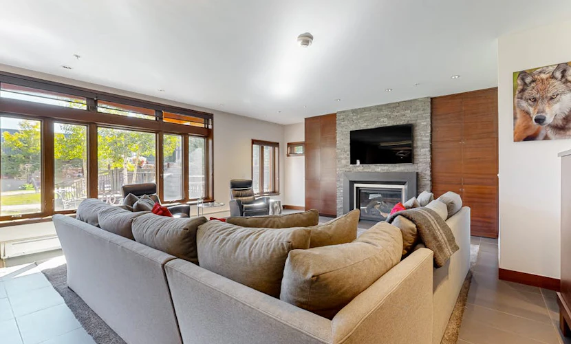 Ski-in/ski-out home w/ fireplace, high-speed WiFi & shared hot tub/pool