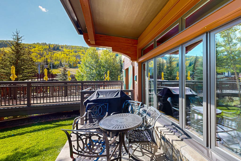 Ski-in/ski-out home w/ fireplace, high-speed WiFi & shared hot tub/pool