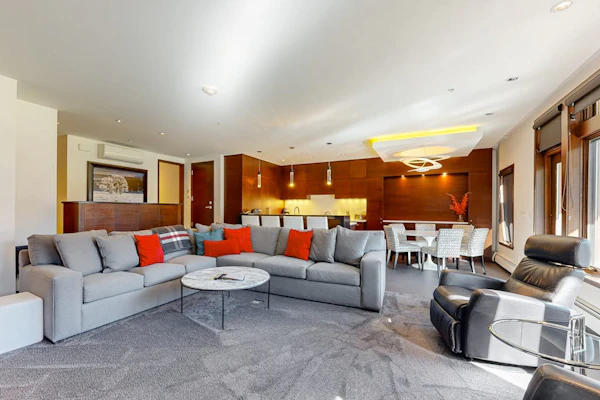 Ski-in/ski-out home w/ fireplace, high-speed WiFi & shared hot tub/pool