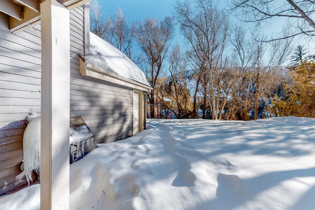 Riverfront, ground-floor condo with fireplace & fishing access - near Riverwalk