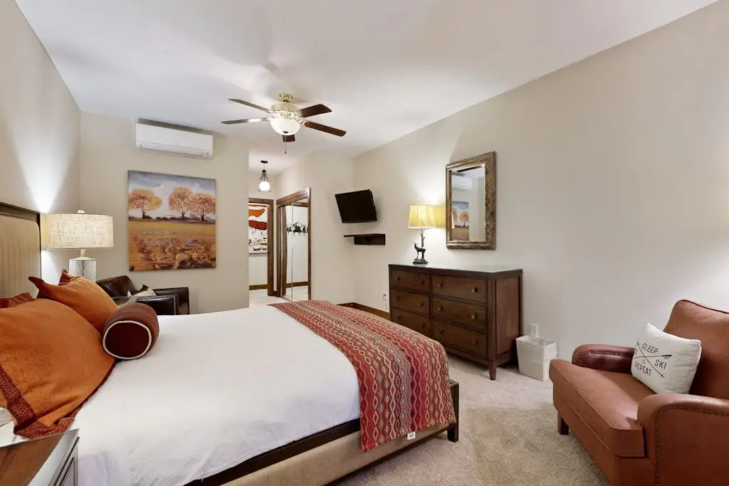 Lion Square Lodge East 205