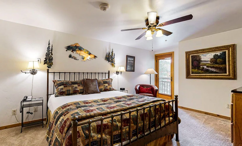 Ski-in/out Lionshead Village studio w/ fast WiFi & shared pool/hot tubs/laundry