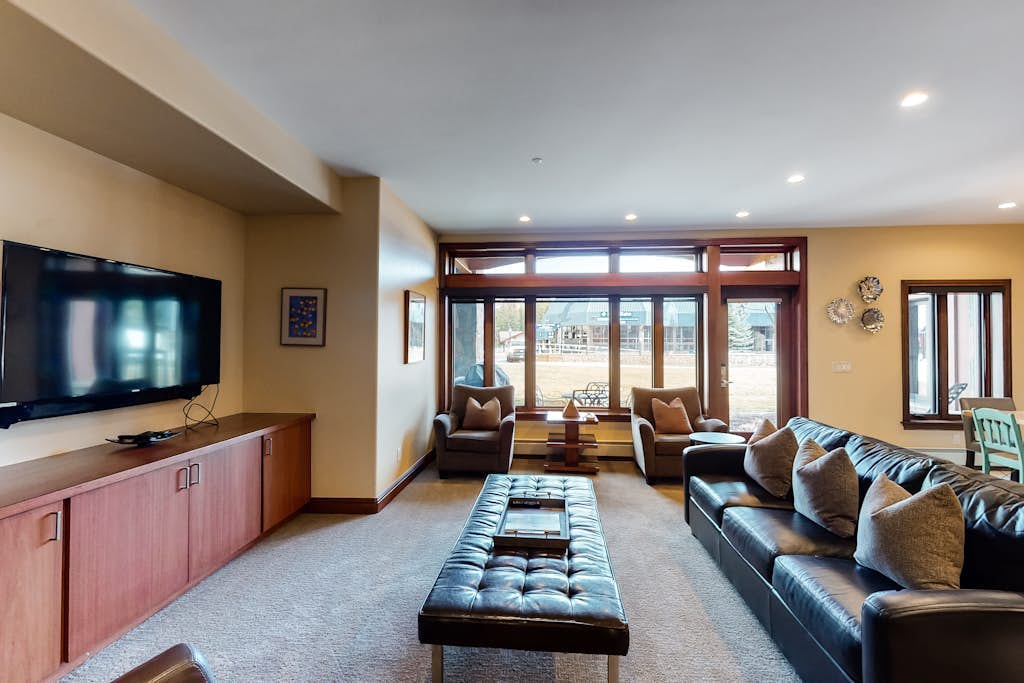 Ski-in/out, 1st-floor condo w/ fireplace, fast WiFi, shared pool/hot tub/laundry