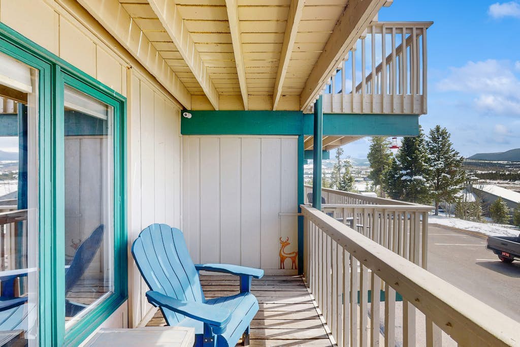 Mountain getaway with fireplace, fast WiFi, & high-country views