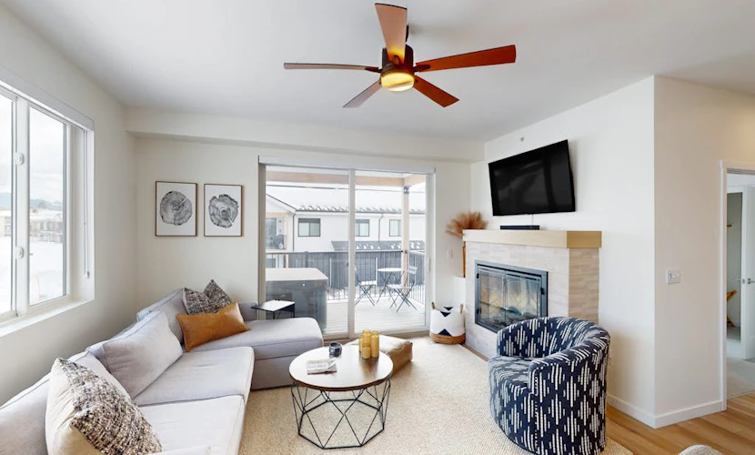 Mountain view hideaway with private hot tub, furnished balcony, & washer/dryer