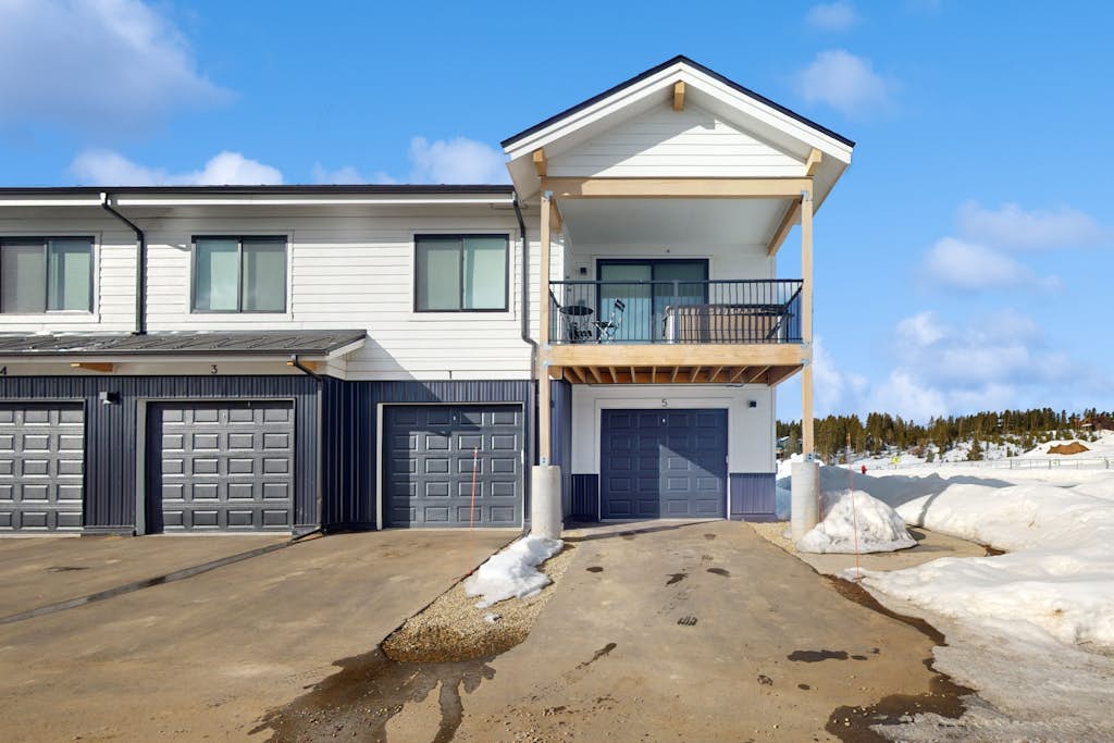 Mountain view hideaway with private hot tub, furnished balcony, & washer/dryer
