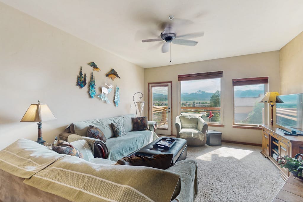 Welcoming condo with private hot tub, gas grill, and easy access to bus to slope