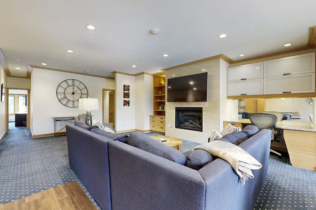 Lion Square Lodge East 211
