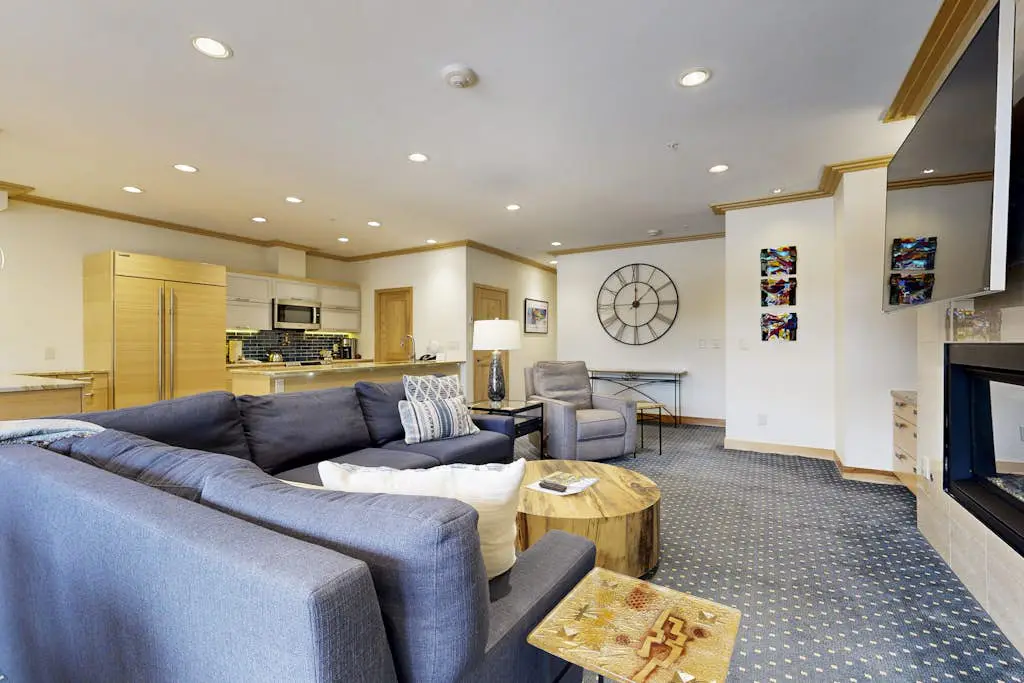 Lion Square Lodge East 211