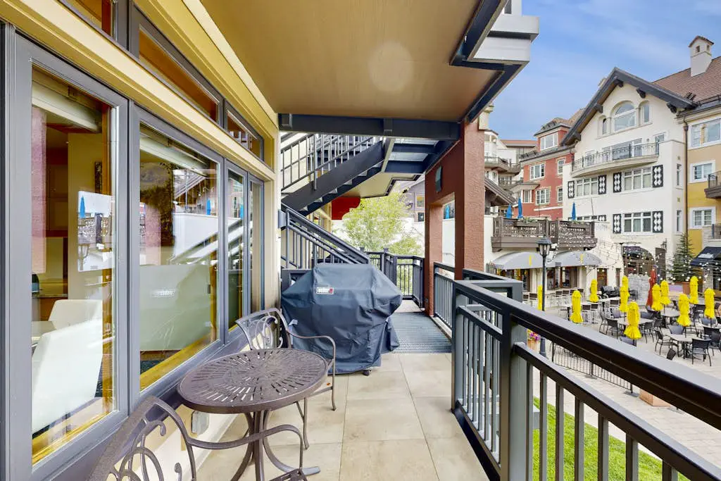 Lion Square Lodge East 211