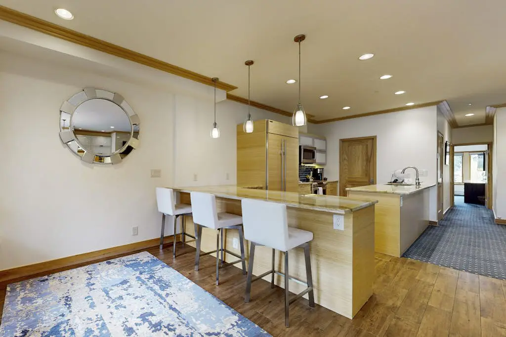 Lion Square Lodge East 211