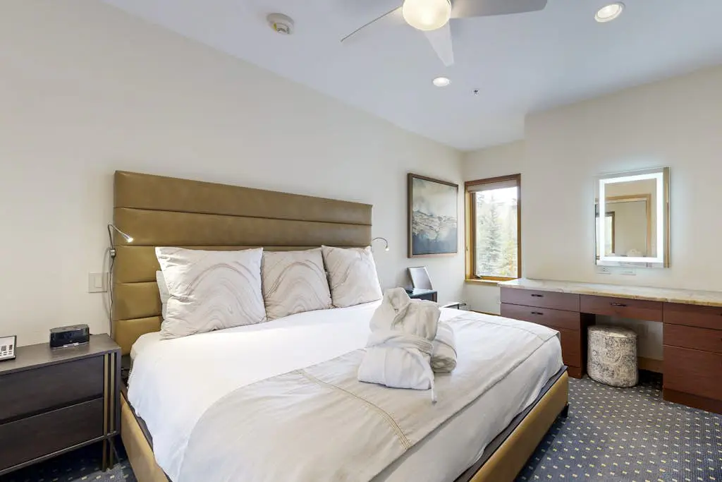 Lion Square Lodge East 211