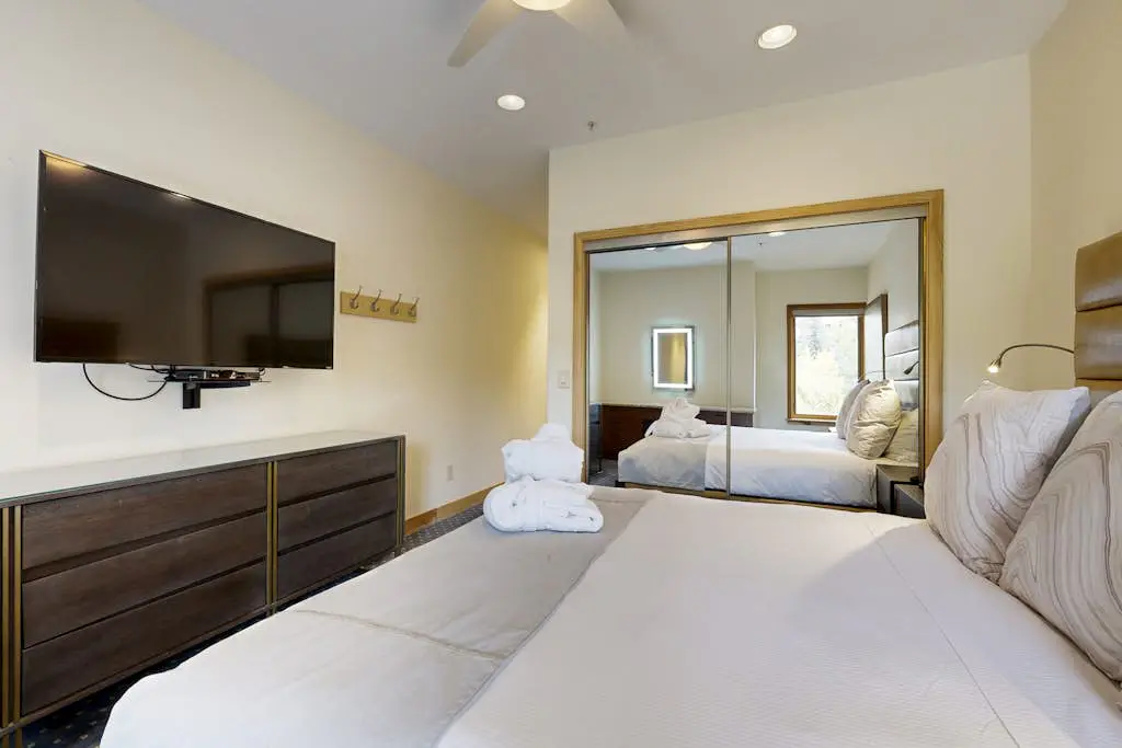 Lion Square Lodge East 211