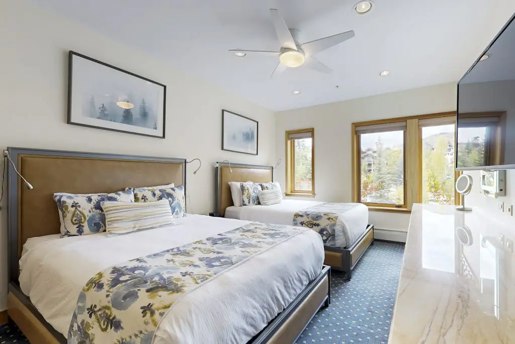 Lion Square Lodge East 211