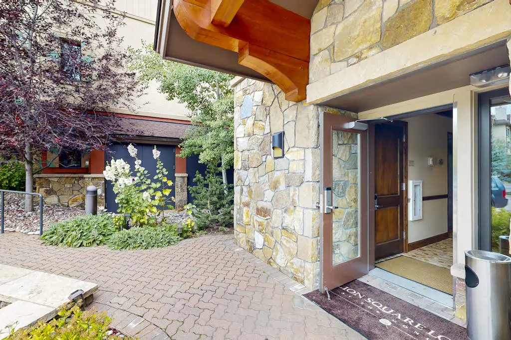 Lion Square Lodge East 211