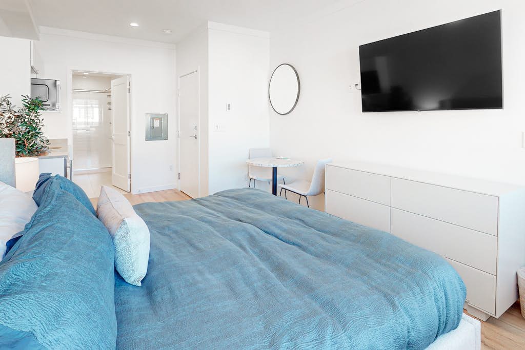 Modern ground-floor studio with mountain view, kitchenette & parking