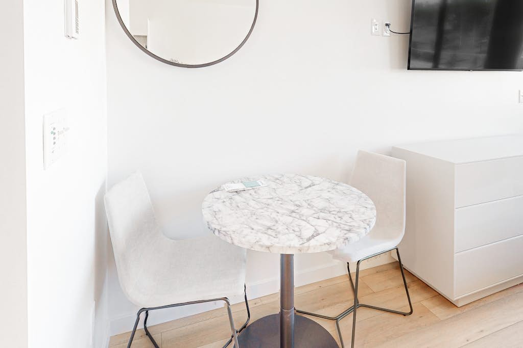 Modern ground-floor studio with mountain view, kitchenette & parking