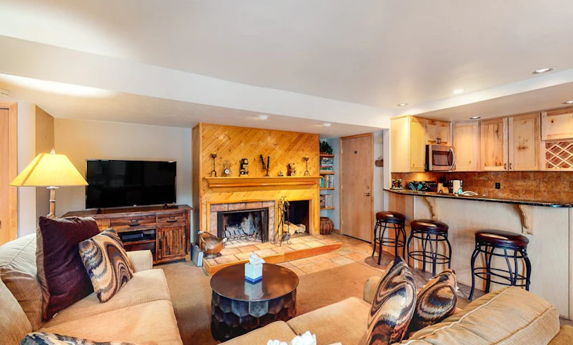 Classic mountain condo near the slopes w/ shared pool/hot tub & high-speed WiFi