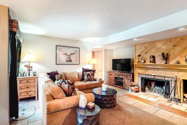 Classic mountain condo near the slopes w/ shared pool/hot tub & high-speed WiFi