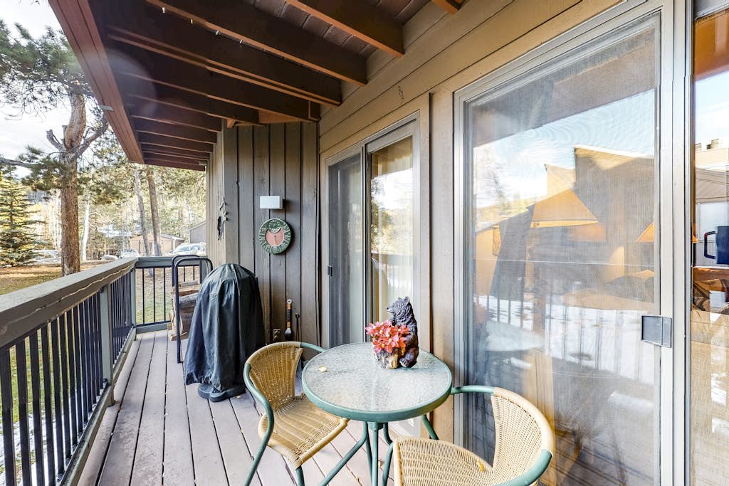 Classic mountain condo near the slopes w/ shared pool/hot tub & high-speed WiFi