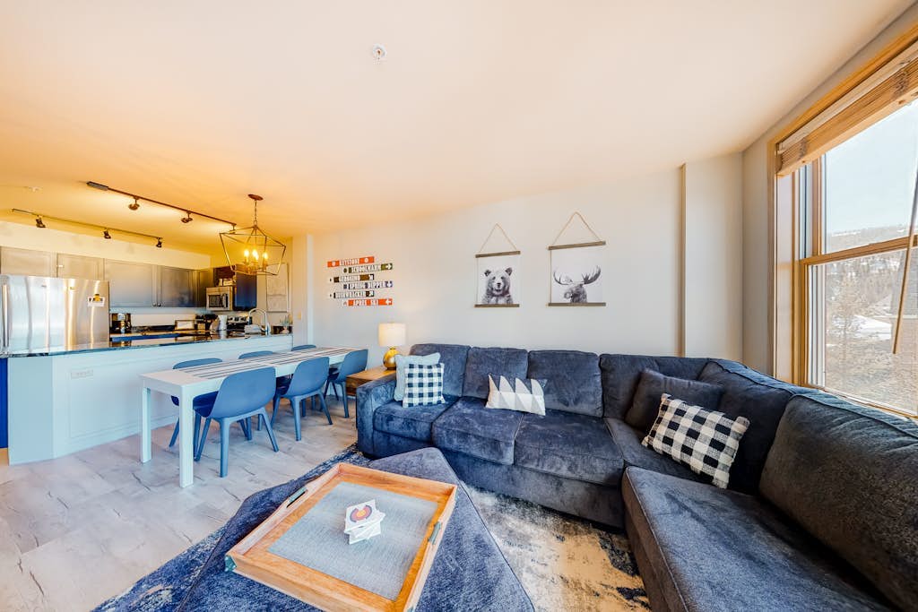 Stylish & Bright Mountain Getaway W/ Shared Pool/Hot Tubs - Walk to Lifts