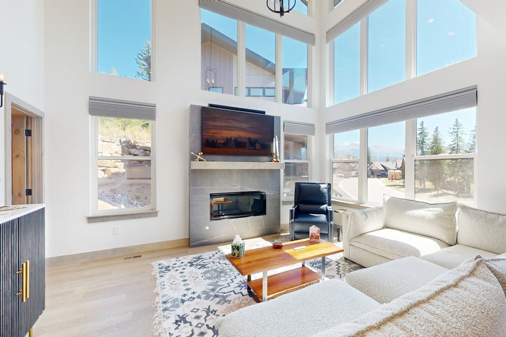 Modern home with full kitchen, washer/dryer and private hot tub