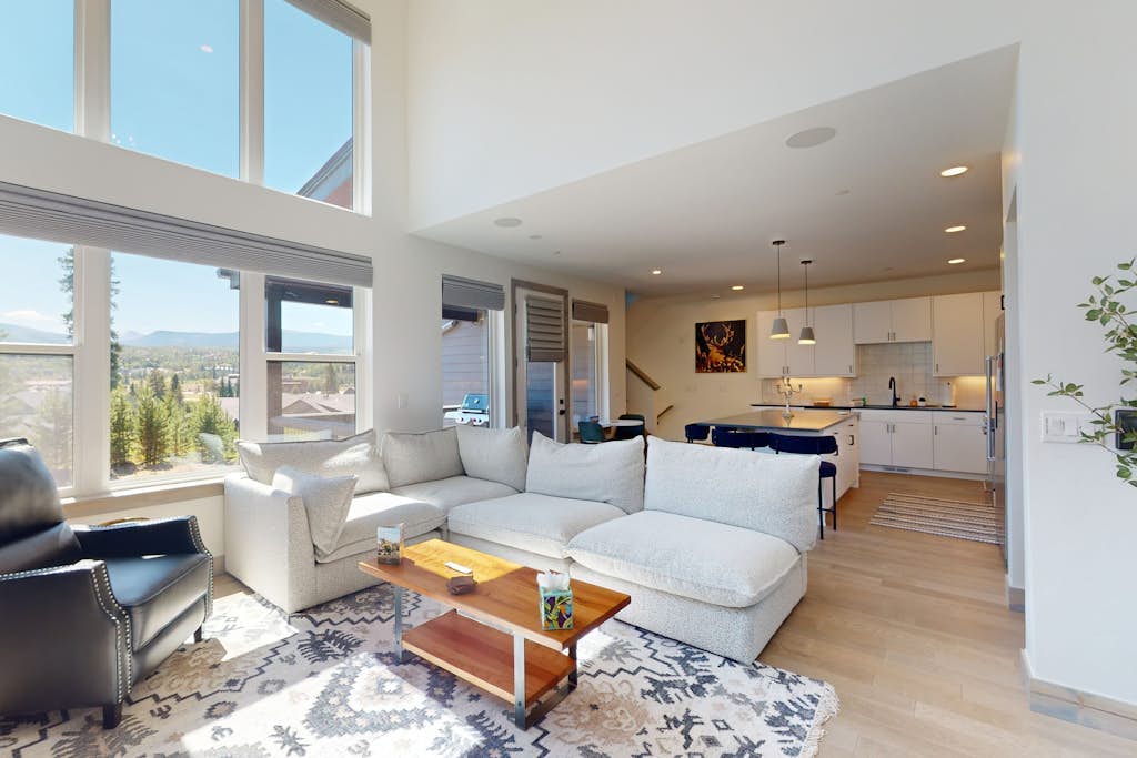 Modern home with full kitchen, washer/dryer and private hot tub