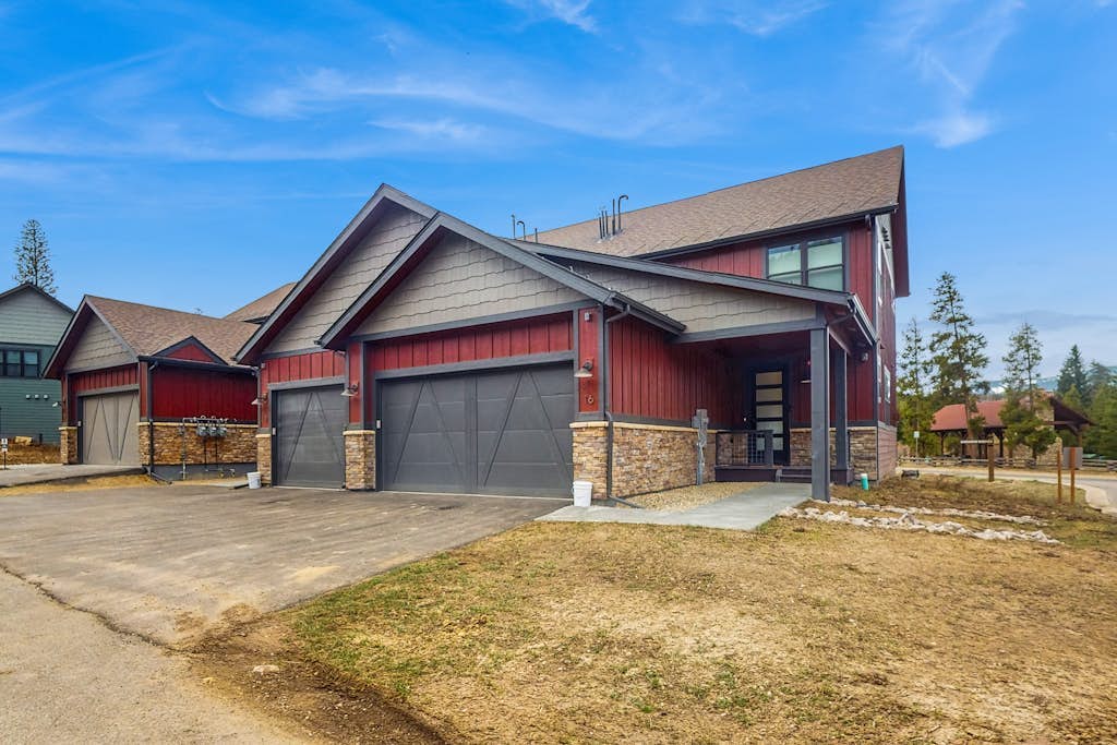 Inviting Condo with Mountain Views, Fireplace & Space for the Entire Family