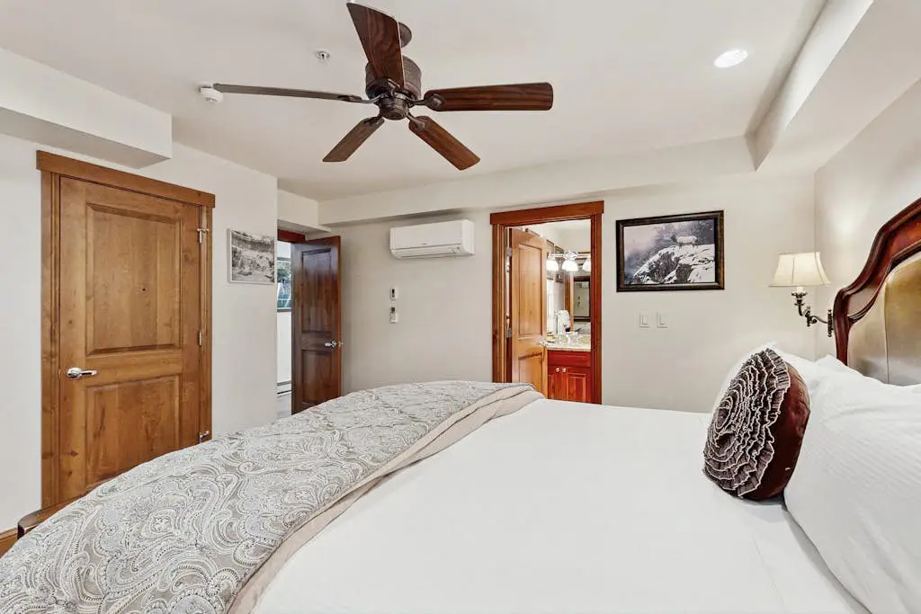 Lion Square Lodge North 382