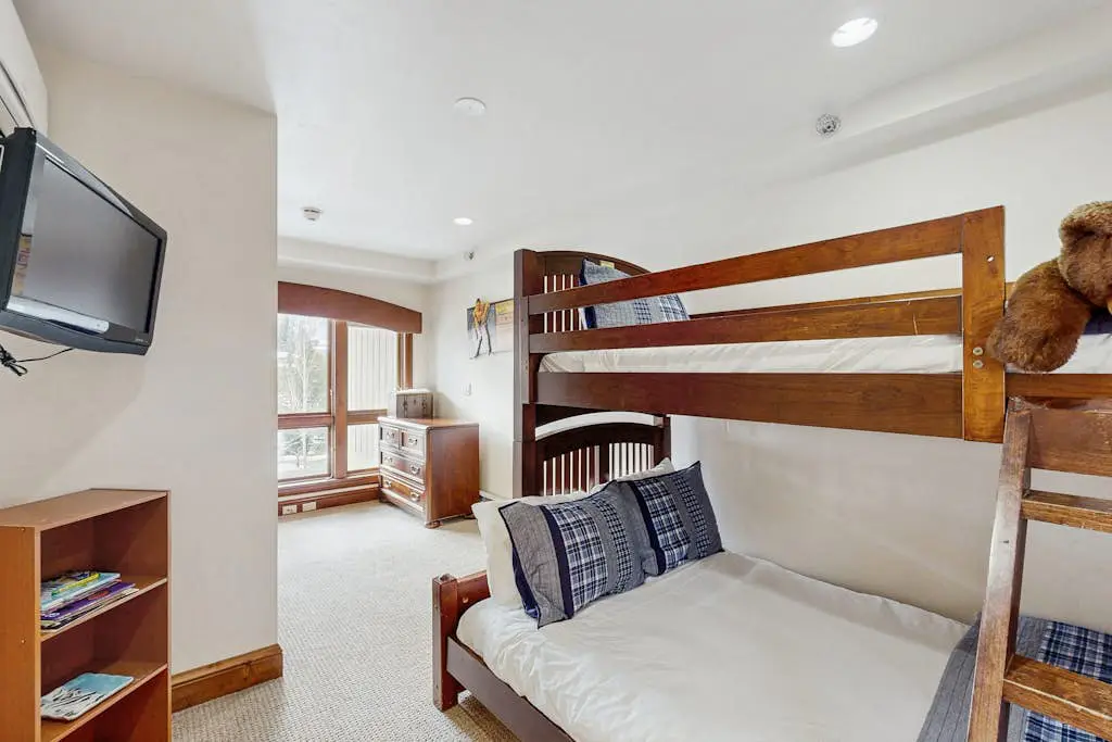 Lion Square Lodge North 382