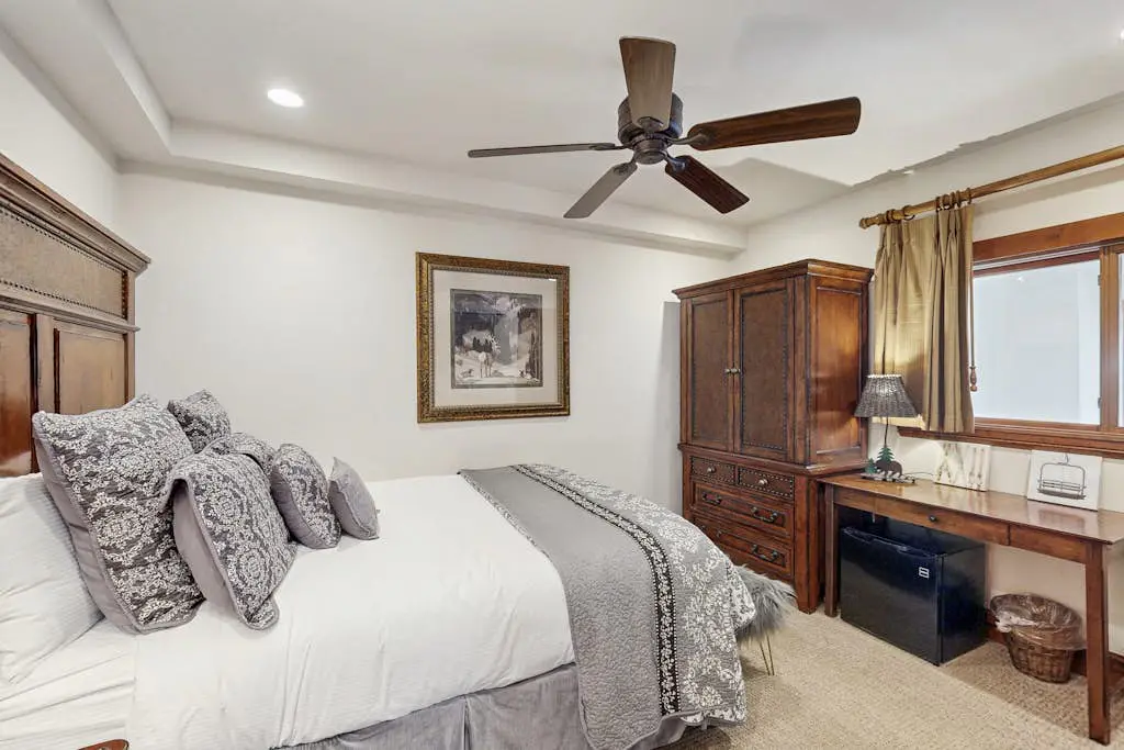 Lion Square Lodge North 382