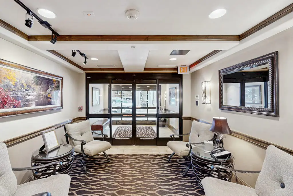 Lion Square Lodge North 382