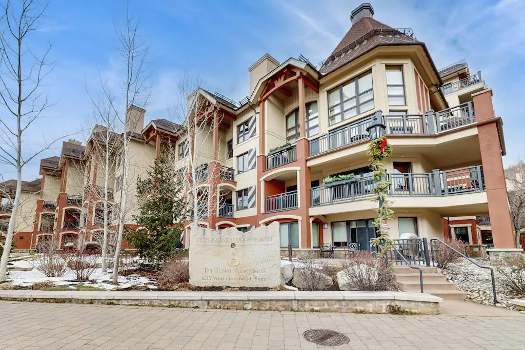Lion Square Lodge North 382
