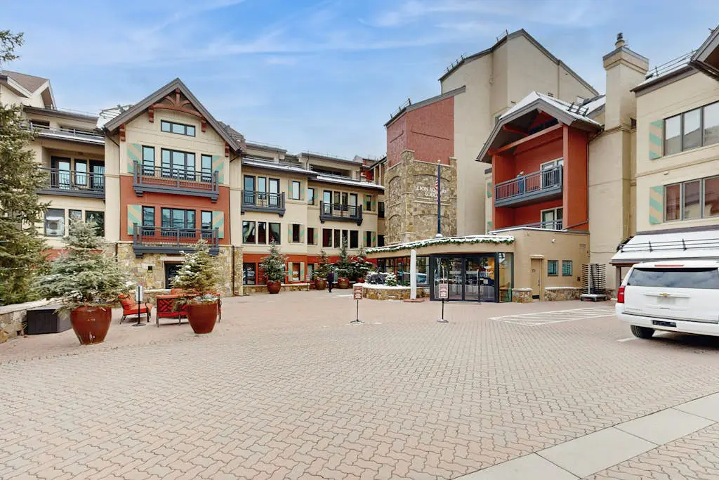 Lion Square Lodge North 382
