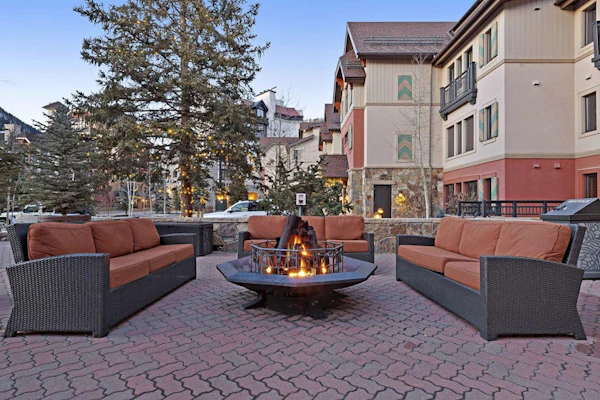 Family Home in Ski-In/Ski-Out Building w/Free WiFi & shared pool, hot tubs, W/D