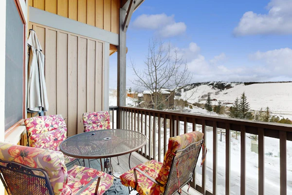 Stylish mountain retreat with stunning views, a large kitchen, WiFi, & deck