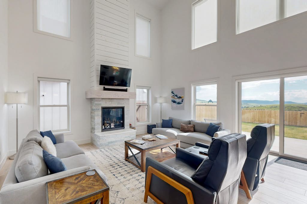 Bright and Modern House w/Free WiFi, Private Washer & Dryer, & Patio