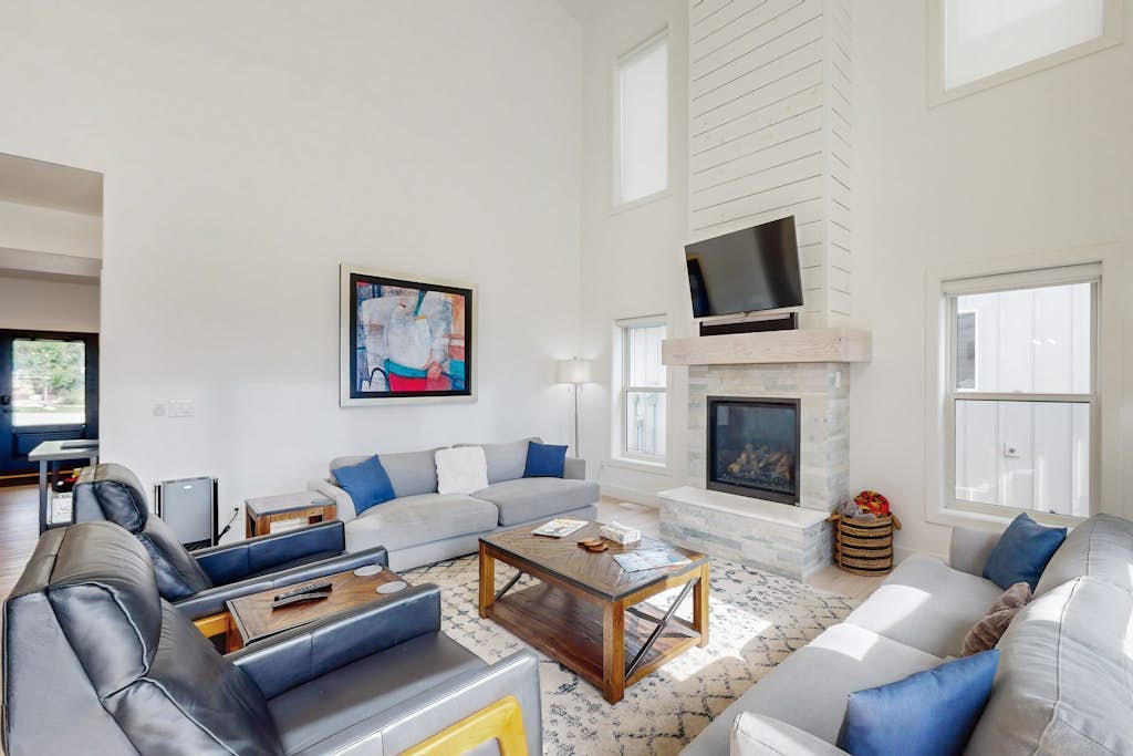 Bright and Modern House w/Free WiFi, Private Washer & Dryer, & Patio