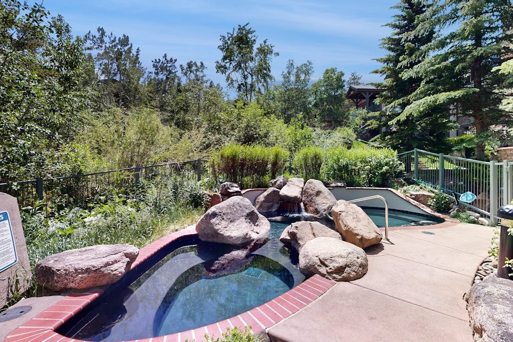Top-floor winter home near skiing with hot tub, WiFi, washer/dryer