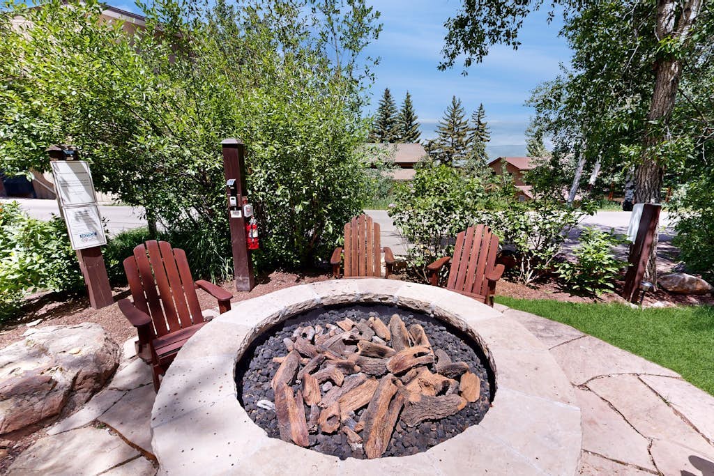 Top-floor winter home near skiing with hot tub, WiFi, washer/dryer