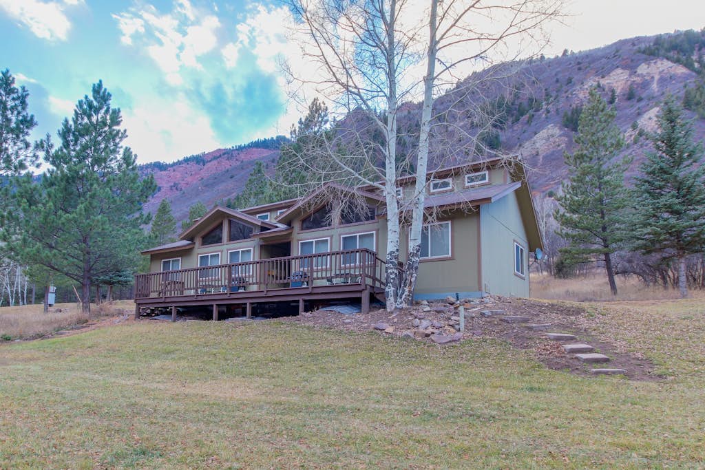 Riverside cabin with natural spring hot tubs - close to skiing & fishing