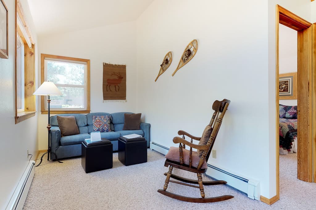 Riverside cabin with natural spring hot tubs - close to skiing & fishing