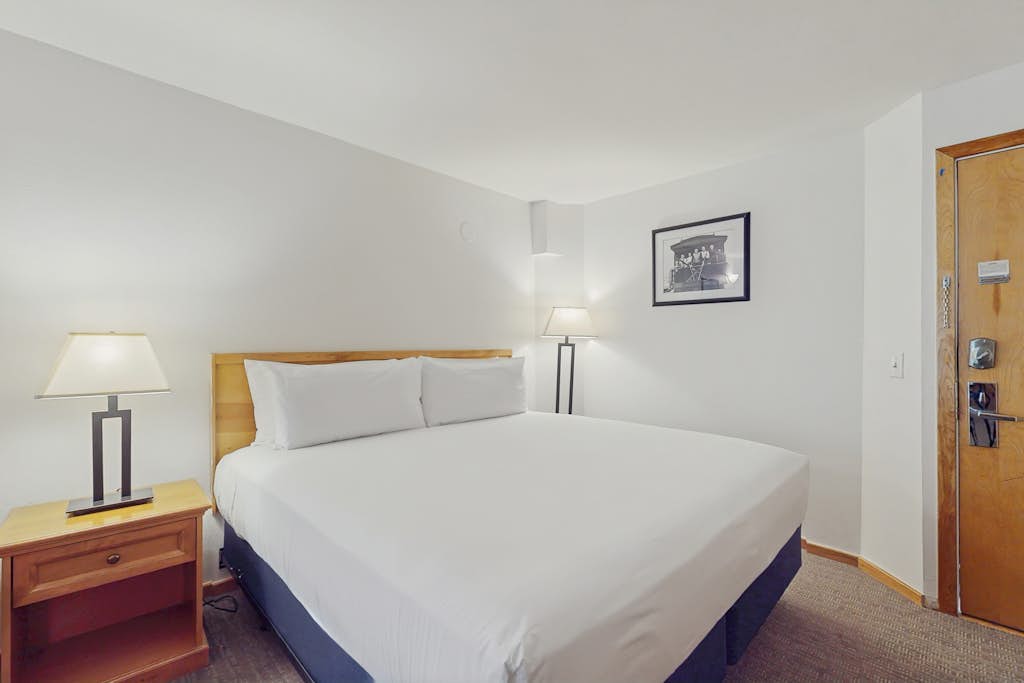 Main St. gem - pool & hot tub - walk to lifts, dog-friendly, third floor