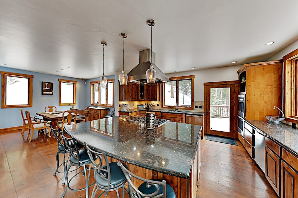Dog-friendly woodland retreat with views - next to National Park